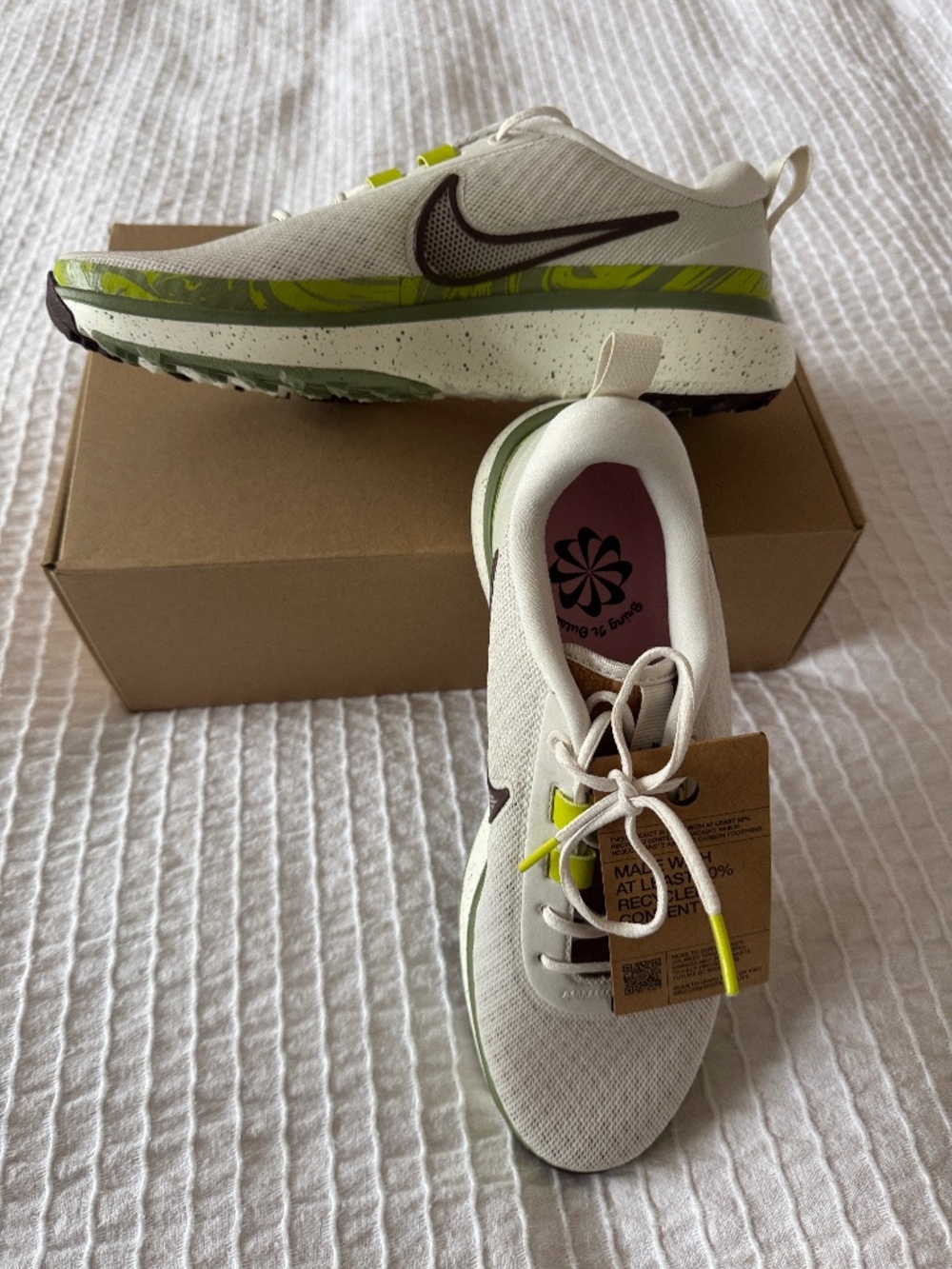 NWT/ Nike Infinity Ace Golf  Shoes Cream and Green Low-Profile spike-less